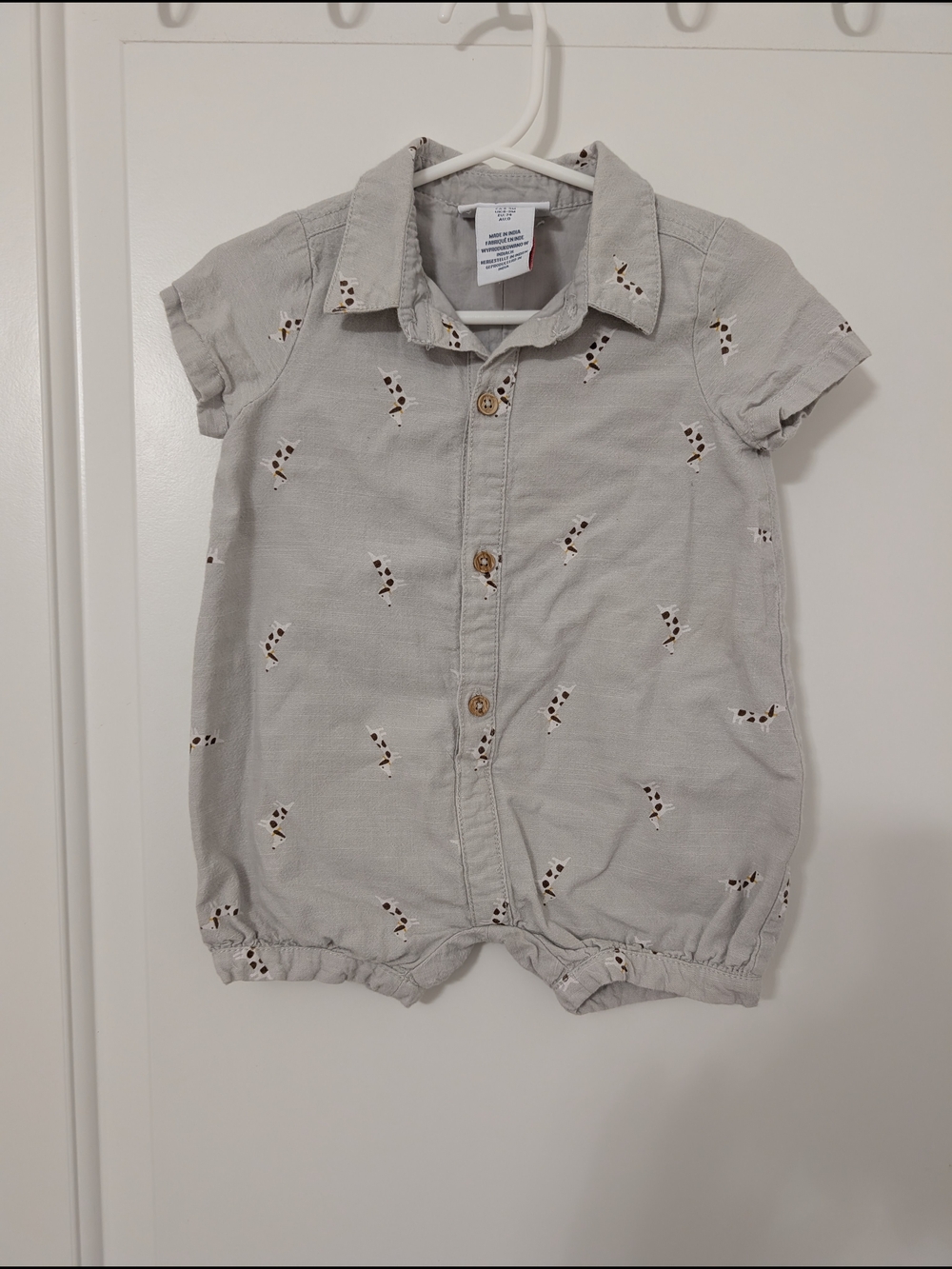 💥3/$24 Tommy Bahama Light Gray‎ Romper With Dogs